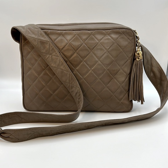 COA CHANEL CC Camera Crossbody Taupe Lambskin w/Tassel, 24K Goldplated Hardware - Picture 4 of 14